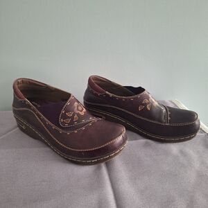 L'ATISTE Women's Burgundy Floral Leather Slip-On Clogs